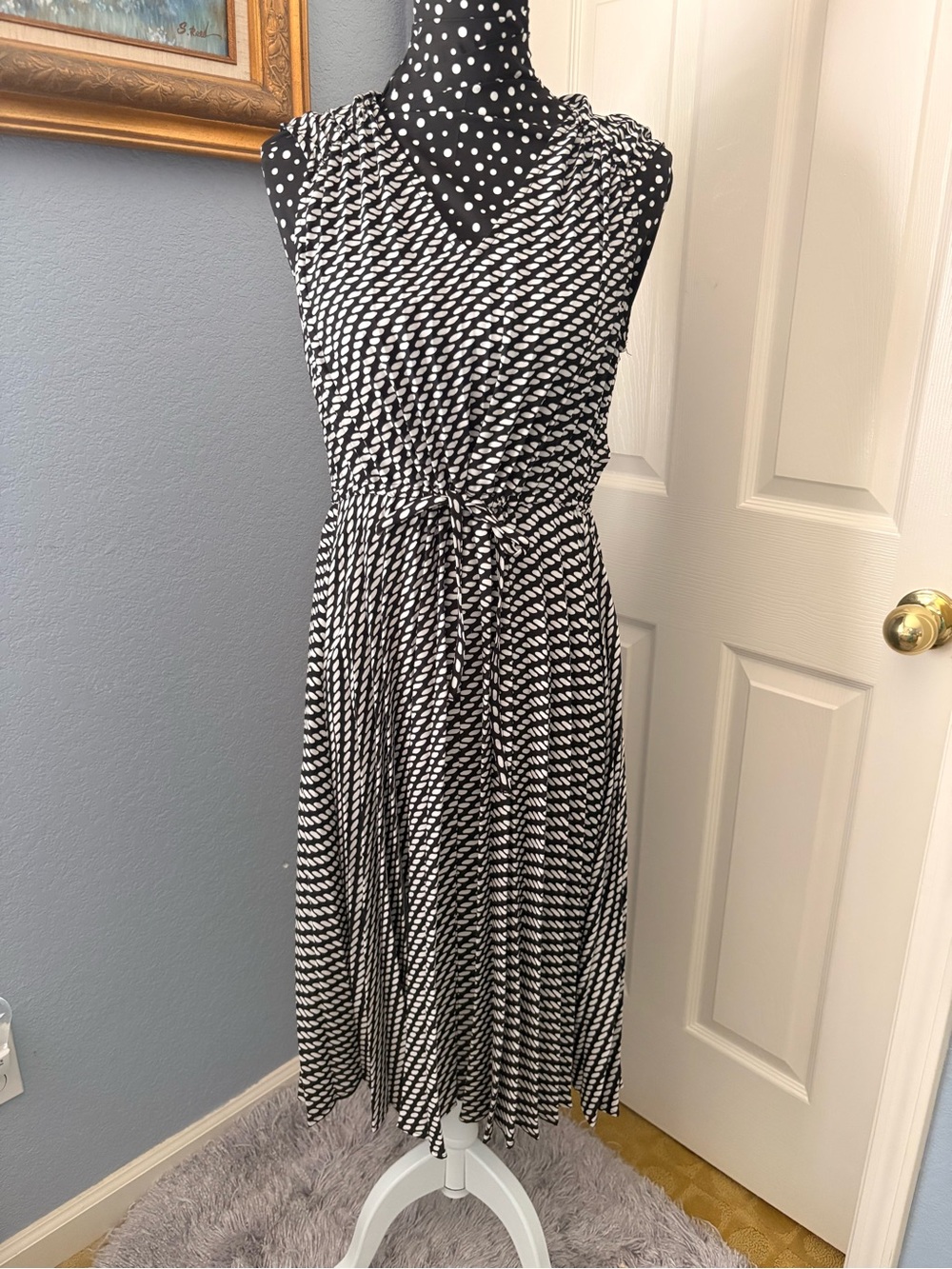 Banana Republic Black and White Sleeveless V-Neck Tie-Waist Midi Dress